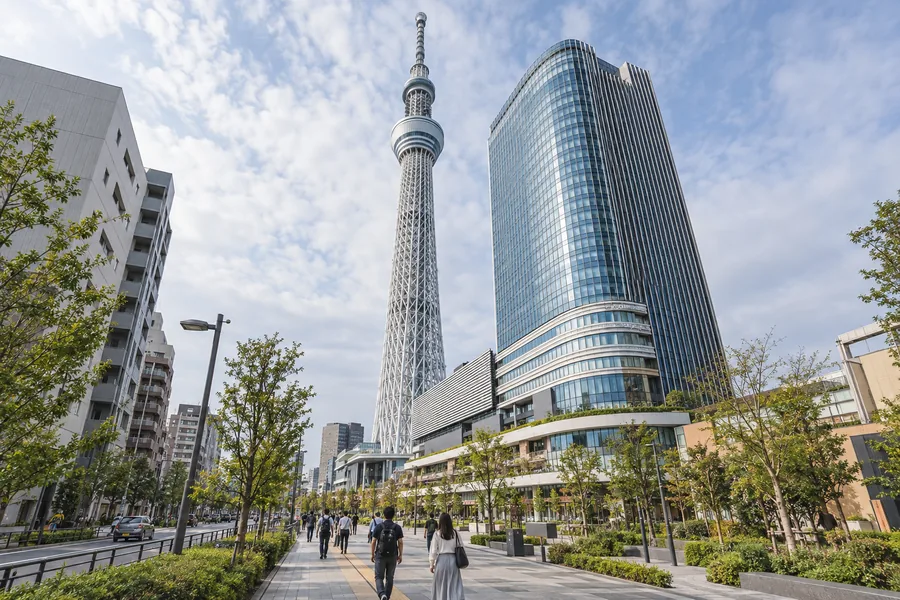 Tokyo Skytree und der Solamachi-Komplex am Zugangsweg vom Bahnhof