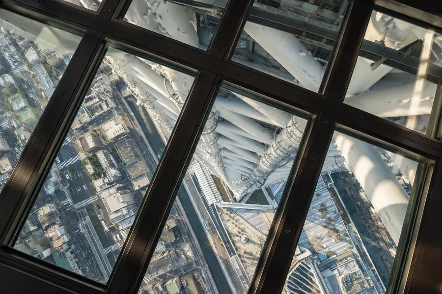 Vista verso il basso attraverso il pavimento di vetro della Tokyo Skytree, a 340 metri di altezza