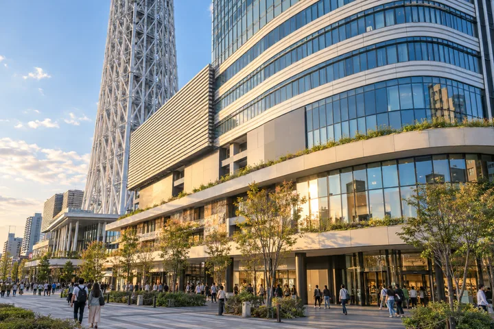 Visitatori che esplorano il centro commerciale Tokyo Solamachi ai piedi della Skytree