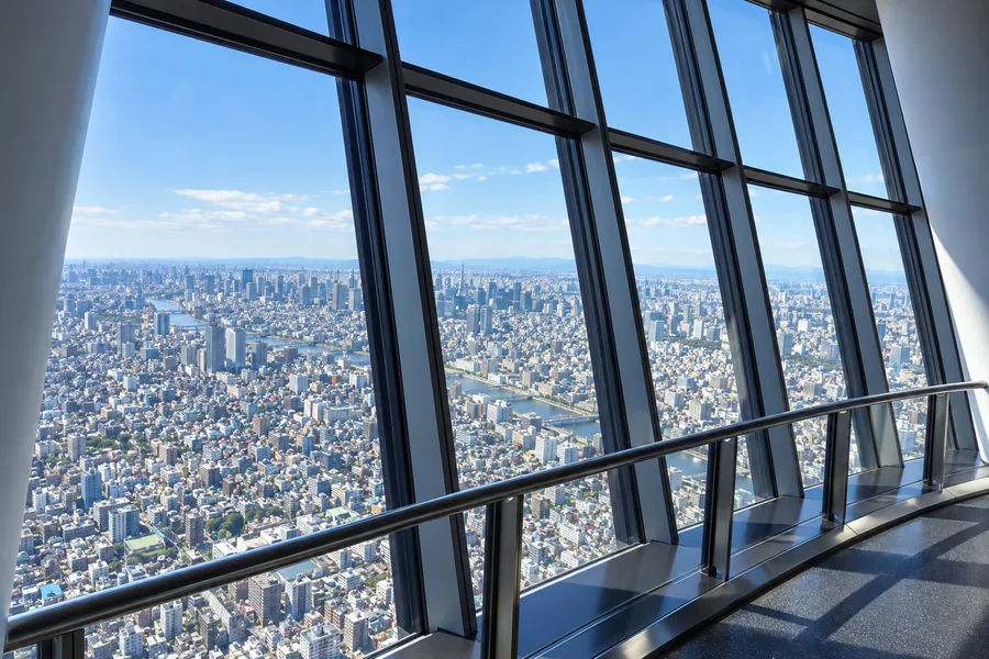 Il panorama di Tokyo attraverso le vetrate panoramiche del Tembo Deck