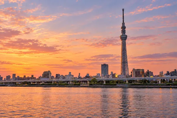 La Tokyo Skytree e il fiume Sumida al tramonto